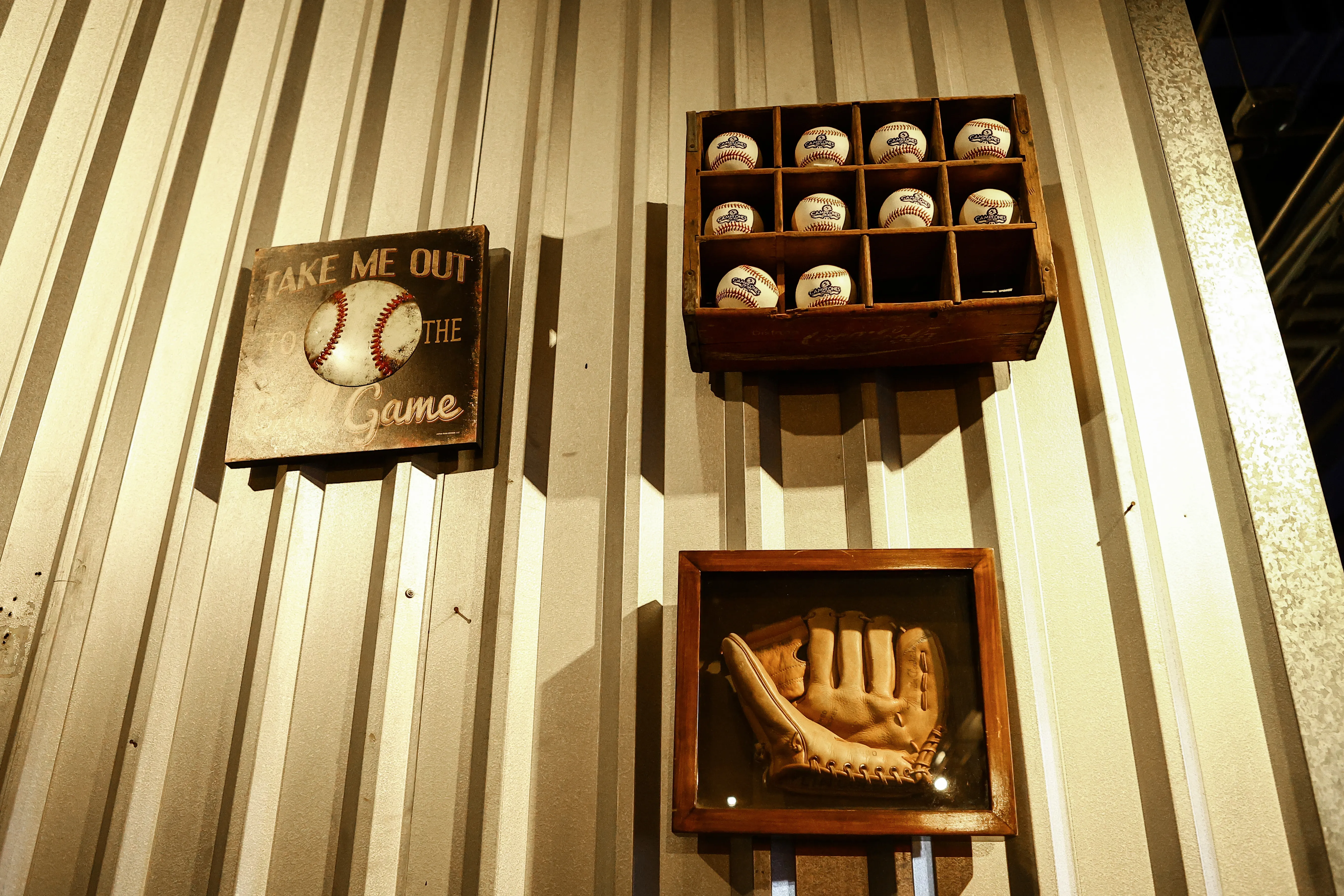 Muro de pelotas de béisbol en Charros Sport Bar