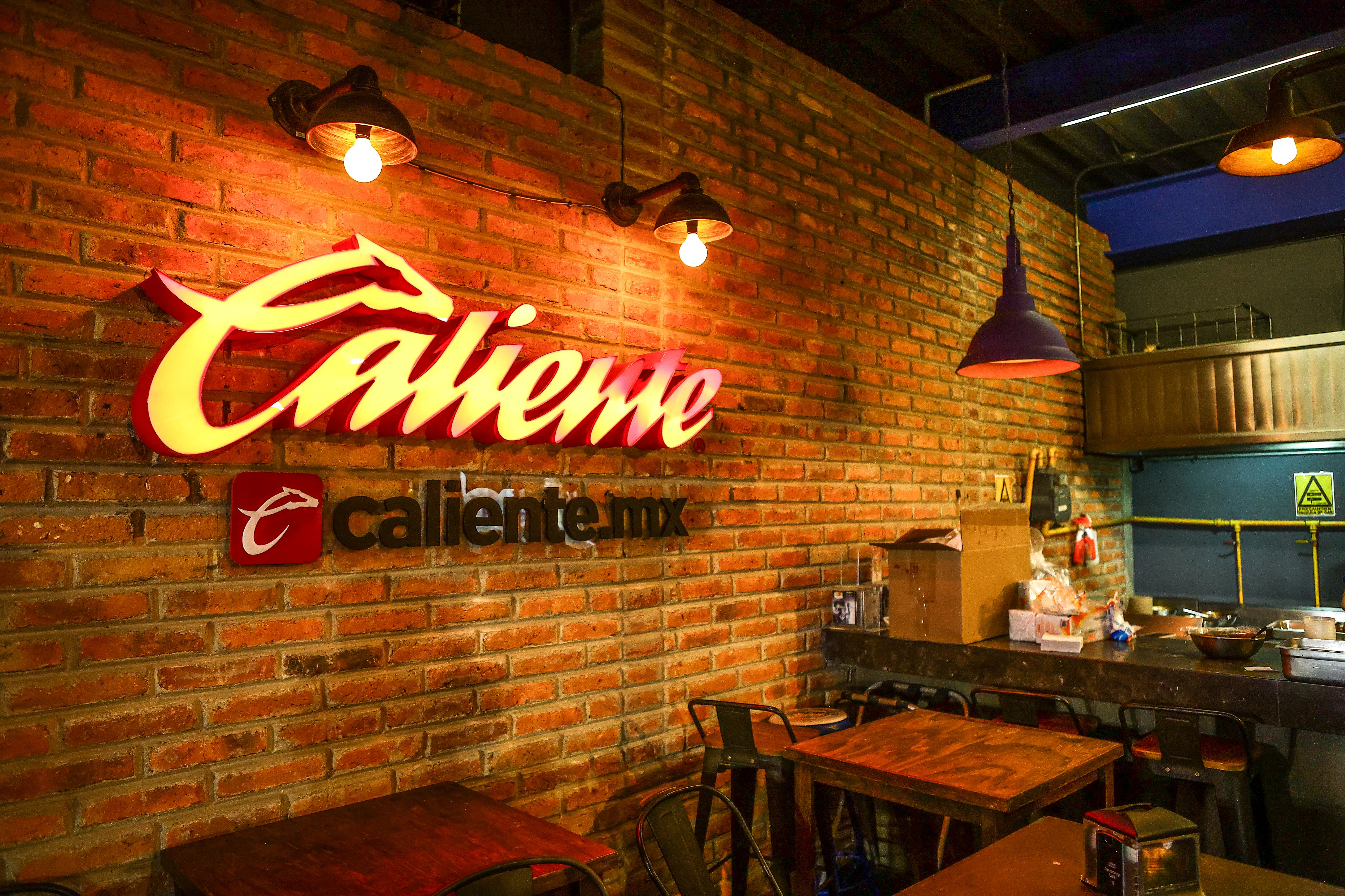 Ambiente deportivo durante partido de Charros