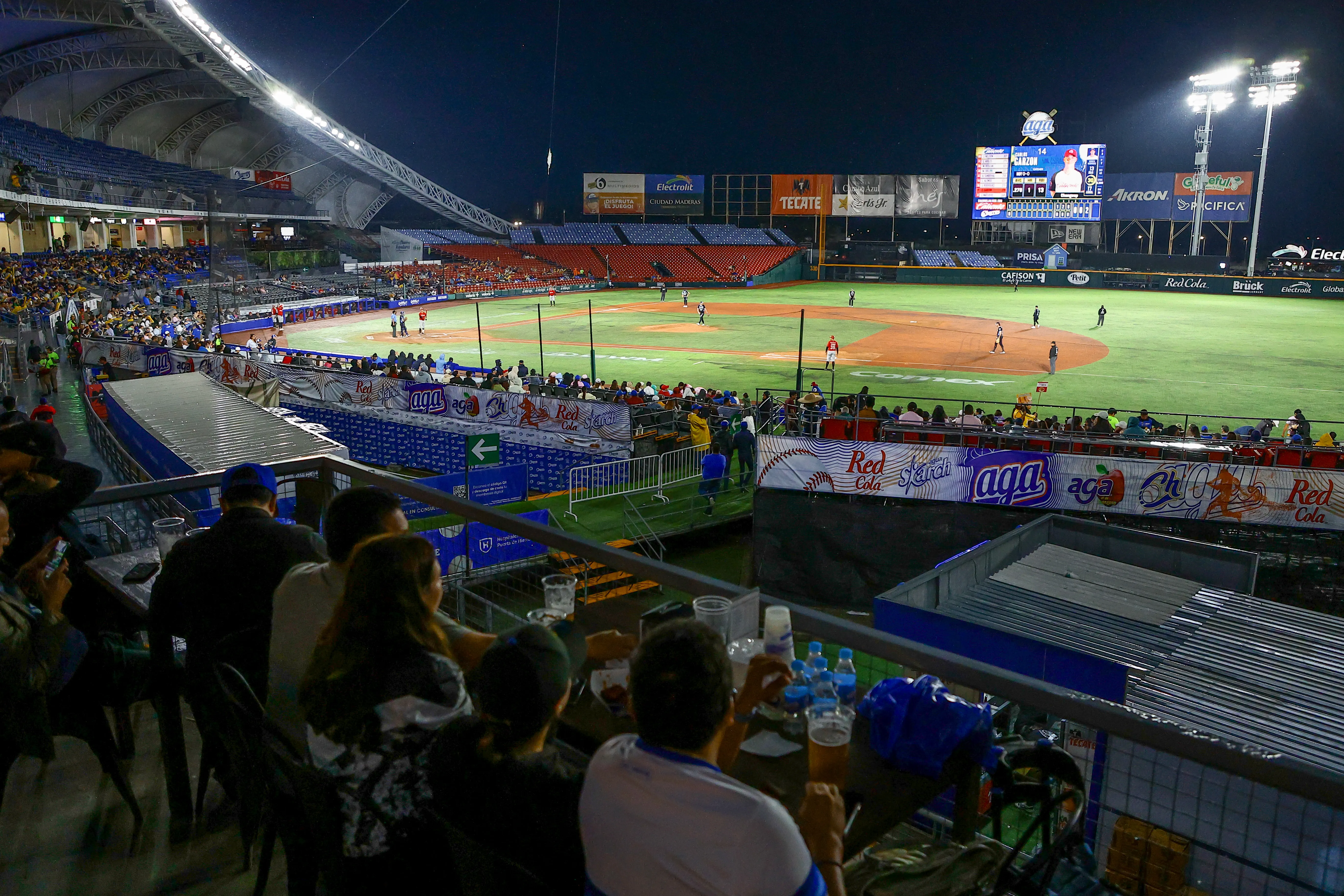 Vista privilegiada al campo de béisbol desde Sport Bar