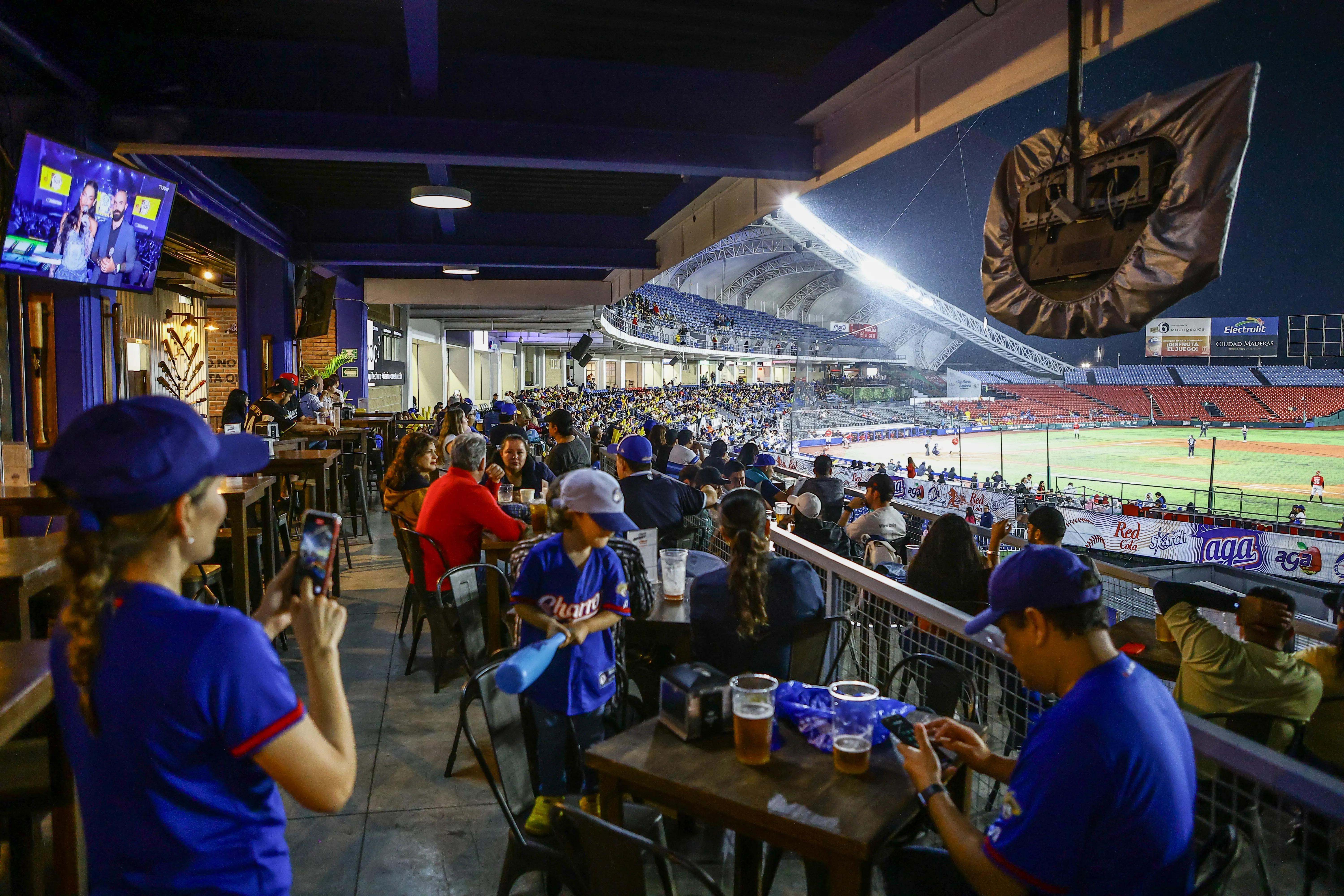 Grupo de amigos viendo partido de béisbol
