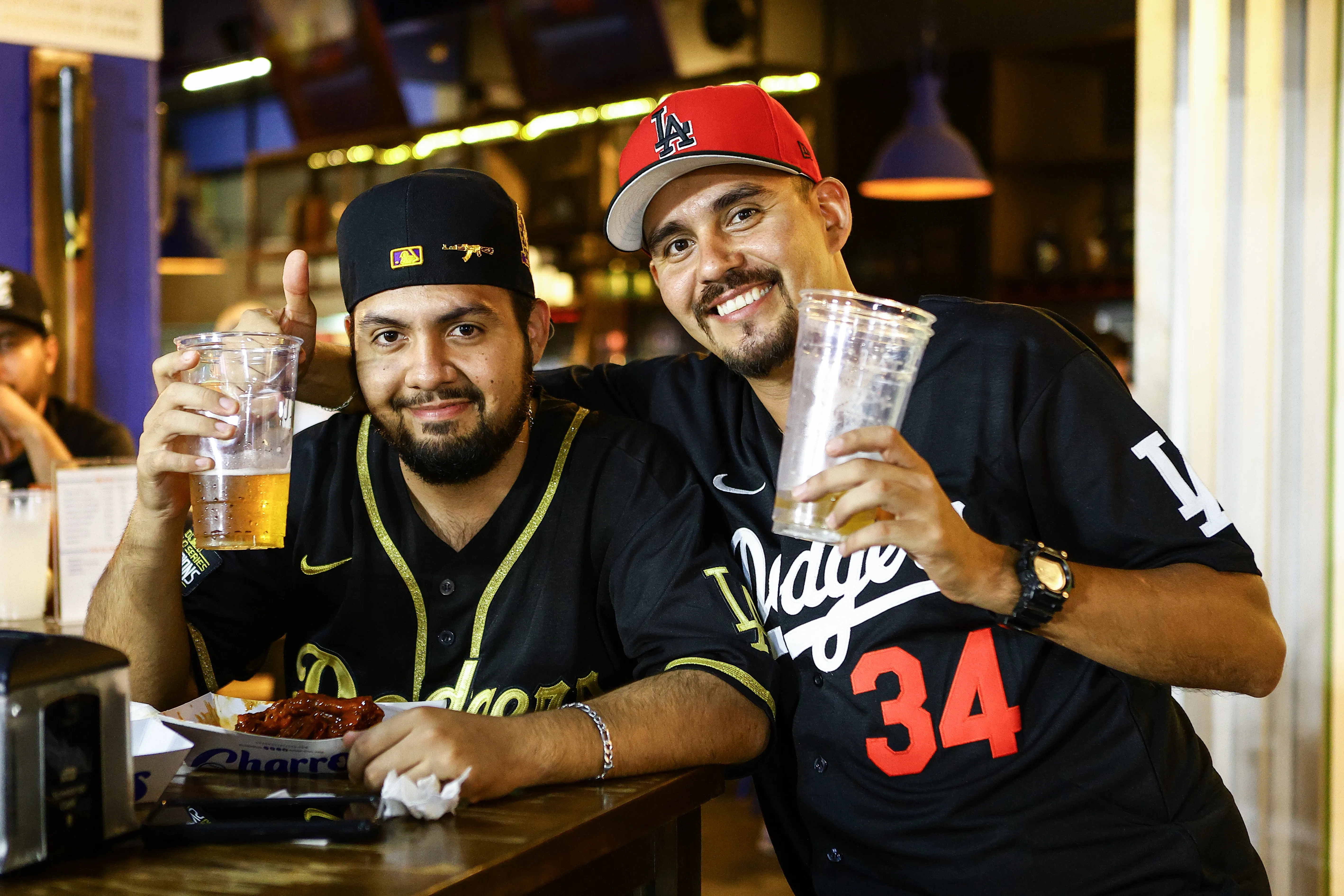 Clientes disfrutando comida y bebidas en Sport Bar