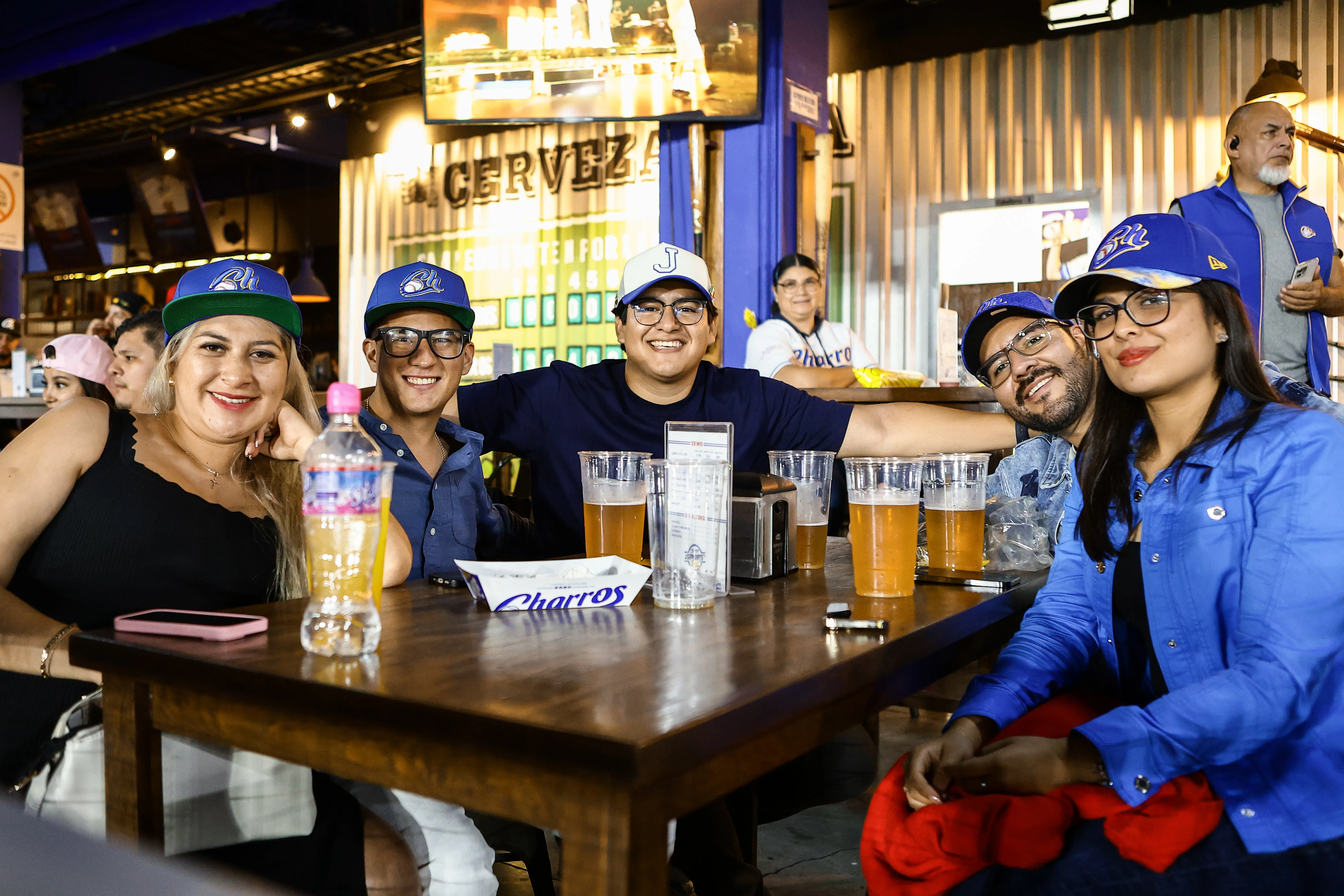 Aficionados celebrando en el estadio