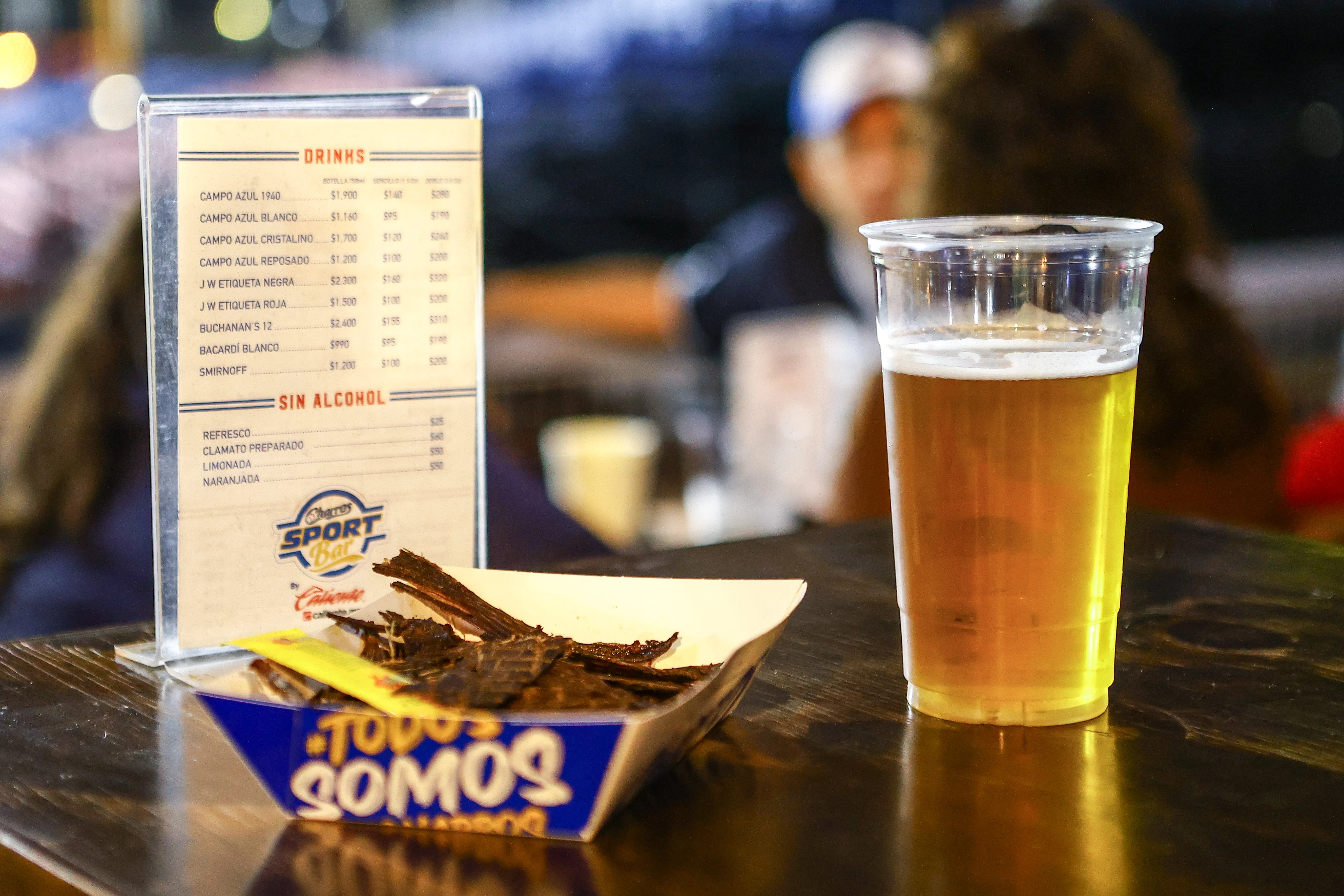 Carne asada acompañada de cerveza artesanal