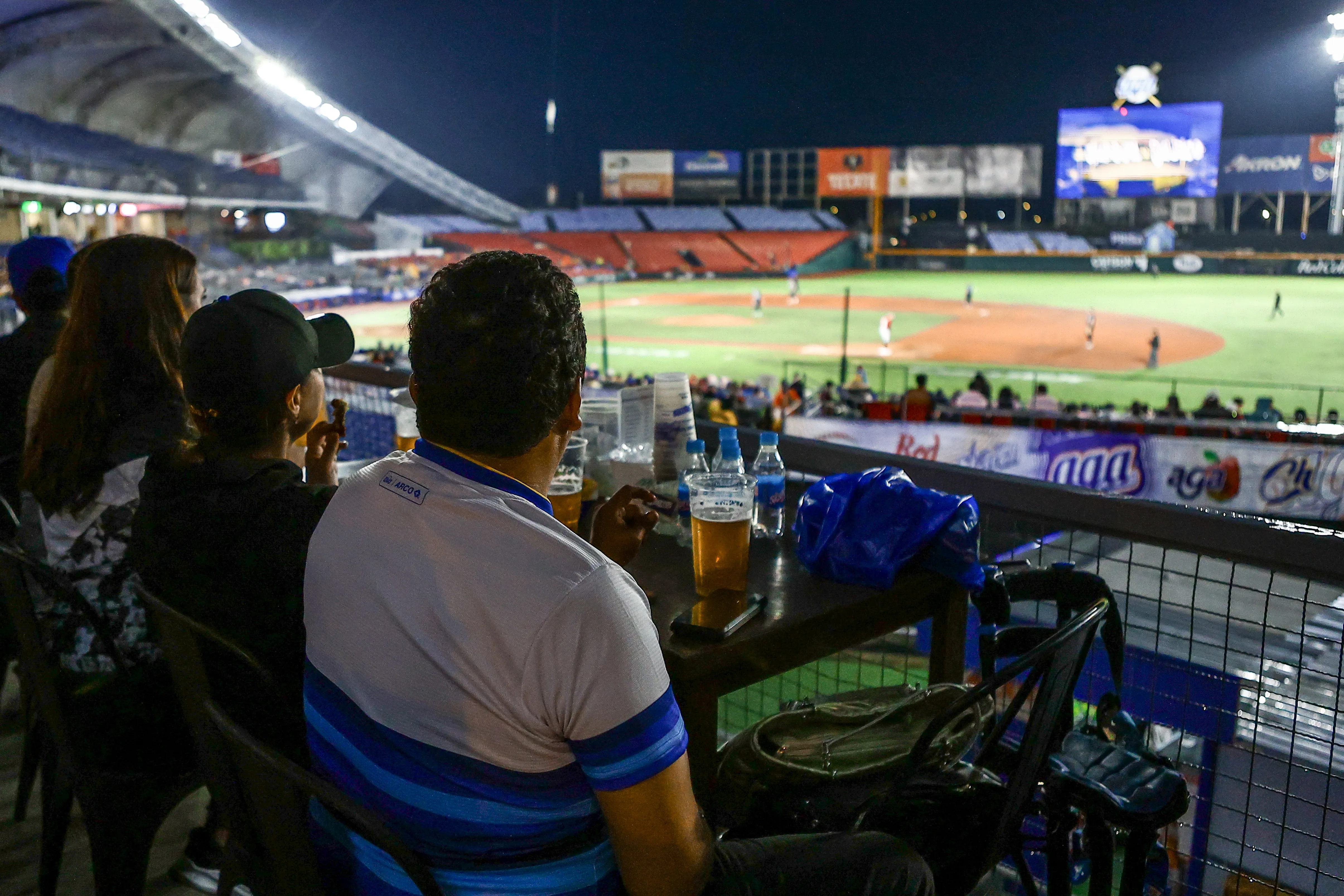 Mesas con vista al estadio de béisbol