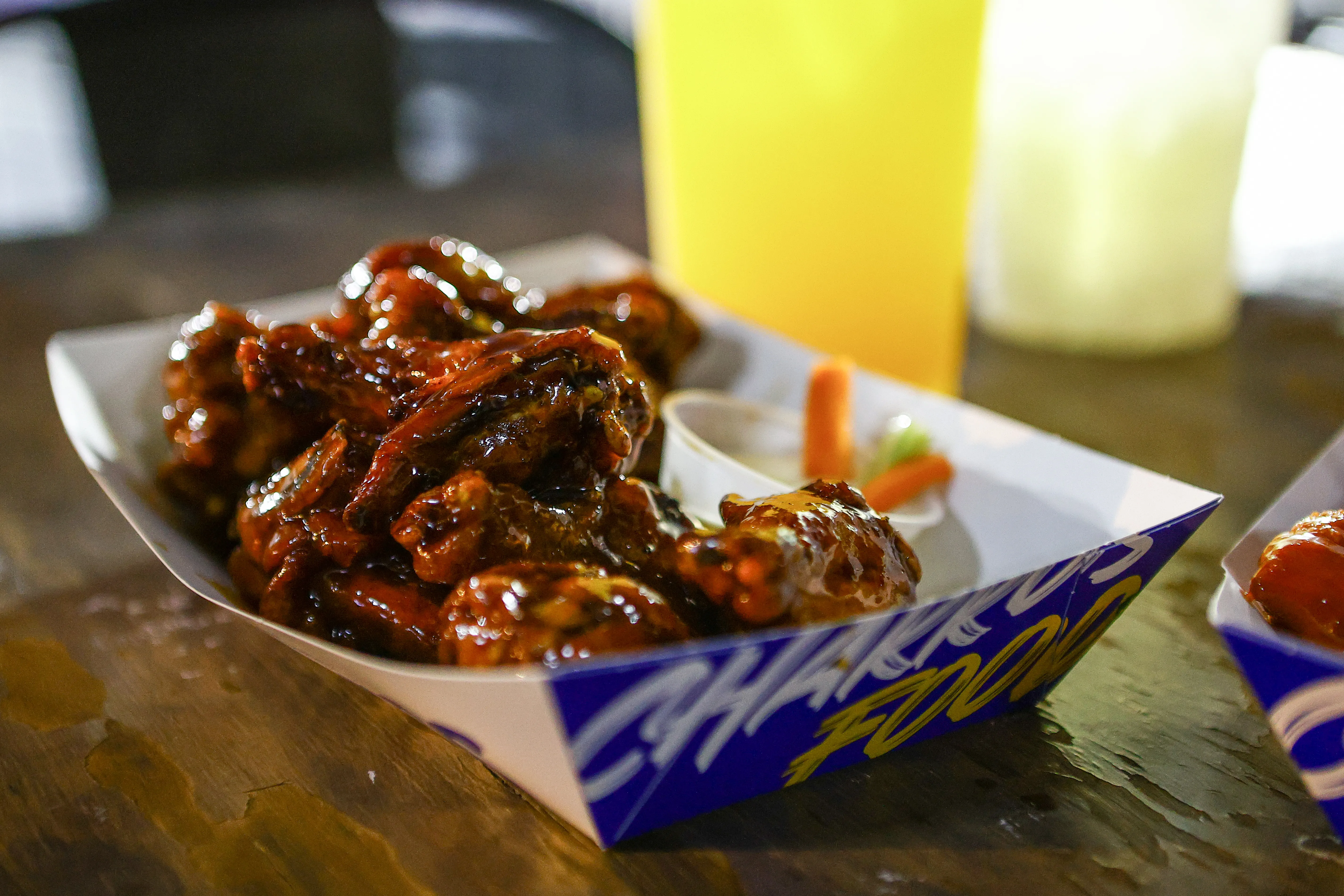 Variedad de alitas y salsas en menú